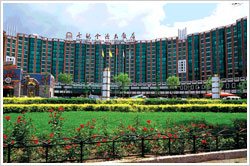 Офис Пекинской адвокатской фирмы «Синь Да Ли» находится в пятизвездочной  гостинице  «Ши Цзи Цзинь Юань Да Фань Дянь»